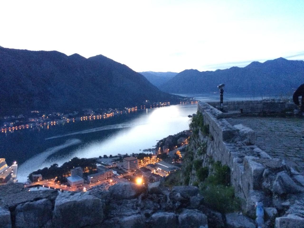 Chic & Stylish With Seaview-Terrace - Kotor Indah Apartamento Exterior foto